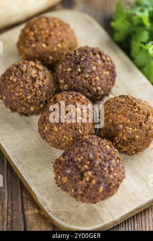 Falafel (Nahaufnahme, selektiver Fokus) auf einem alten Holztisch Stockfoto