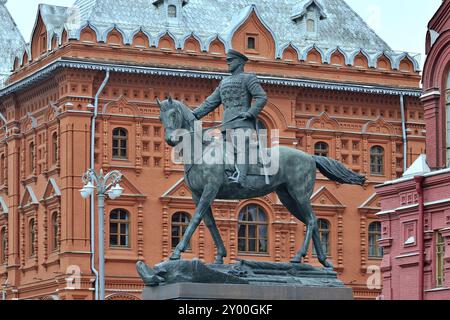 Moskau, Russland ? 14. August 2017: Reiterdenkmal für Marschall der Sowjetunion Georgi Schukow auf dem Hintergrund des Historischen Museums Stockfoto