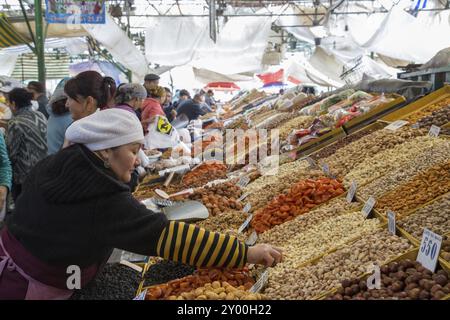 Bischkek, Kirgisistan, 2. Oktober 2014: Eine Dame, die getrocknete Früchte auf dem Osh Bazar verkauft Stockfoto