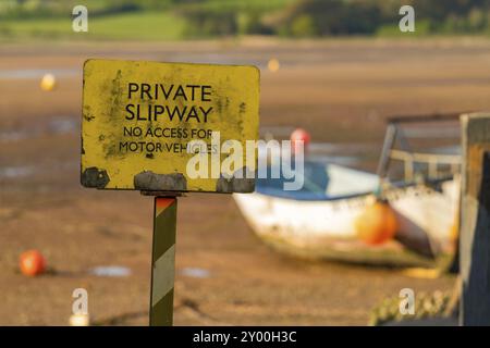 Schild: Private Slipway mit einem unscharfen Boot im Hintergrund, Exmouth Harbour, Devon, England, Großbritannien Stockfoto