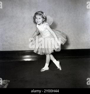 1960er Jahre, historisches Mädchen in Ballettkostüm und spitzenschuhen, posiert. Stockfoto