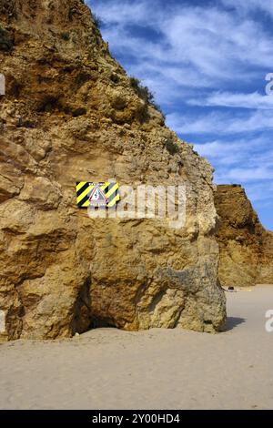 Achten Sie auf herabfallende Felsen! Stockfoto