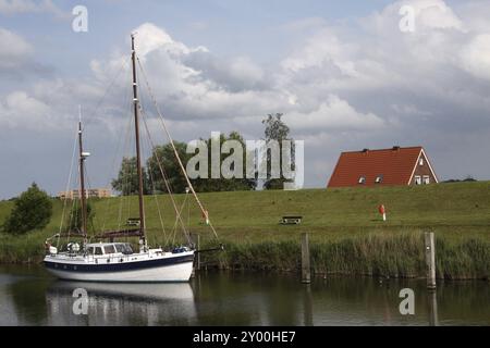 Segelboot im inneren Hafen von Hooksiel Stockfoto