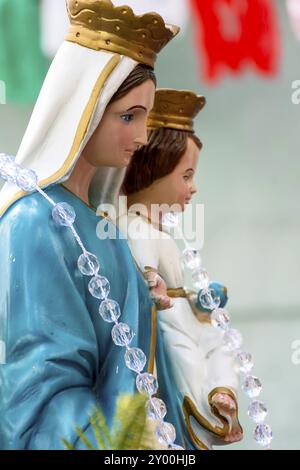 Religiöse Darstellung der Muttergottes, Mutter Jesu mit ihrem Kind auf dem Schoß Stockfoto