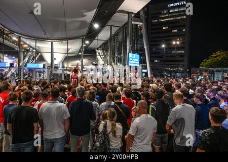 Amsterdam, Niederlande. August 2024. Ajax-Fans treffen sich draußen in der Johan Cruyff Arena während des Spiels Ajax gegen Jagiellonia Bialystok, Amsterdam, Niederlande, am 29. August 2024. als Fans in Amsterdam Chaos schufen. Das UEFA-Spiel geriet in Unruhen, was zu Polizeieingriffen führte. (Foto: Mouneb Taim/INA Photo Agency/SIPA USA) Credit: SIPA USA/Alamy Live News Stockfoto