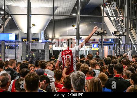 Amsterdam, Niederlande. August 2024. Ajax-Fans treffen sich draußen in der Johan Cruyff Arena während des Spiels Ajax gegen Jagiellonia Bialystok, Amsterdam, Niederlande, am 29. August 2024. als Fans in Amsterdam Chaos schufen. Das UEFA-Spiel geriet in Unruhen, was zu Polizeieingriffen führte. (Foto: Mouneb Taim/INA Photo Agency/SIPA USA) Credit: SIPA USA/Alamy Live News Stockfoto