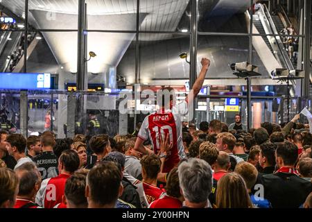 Amsterdam, Niederlande. August 2024. Ajax-Fans treffen sich draußen in der Johan Cruyff Arena während des Spiels Ajax gegen Jagiellonia Bialystok, Amsterdam, Niederlande, am 29. August 2024. als Fans in Amsterdam Chaos schufen. Das UEFA-Spiel geriet in Unruhen, was zu Polizeieingriffen führte. (Foto: Mouneb Taim/INA Photo Agency/SIPA USA) Credit: SIPA USA/Alamy Live News Stockfoto