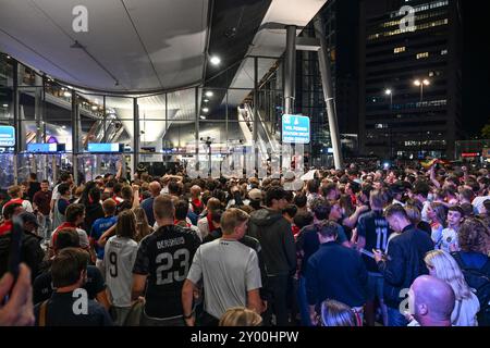 Amsterdam, Niederlande. August 2024. Ajax-Fans treffen sich draußen in der Johan Cruyff Arena während des Spiels Ajax gegen Jagiellonia Bialystok, Amsterdam, Niederlande, am 29. August 2024. als Fans in Amsterdam Chaos schufen. Das UEFA-Spiel geriet in Unruhen, was zu Polizeieingriffen führte. (Foto: Mouneb Taim/INA Photo Agency/SIPA USA) Credit: SIPA USA/Alamy Live News Stockfoto