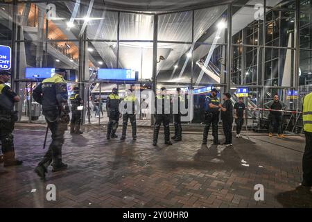 Amsterdam, Niederlande. August 2024. Polizist steht draußen in der Johan Cruyff Arena während des Spiels Ajax gegen Jagiellonia Bialystok, in Amsterdam, Niederlande, am 29. August 2024. als Fans in Amsterdam Chaos schufen. Das UEFA-Spiel geriet in Unruhen, was zu Polizeieingriffen führte. (Foto: Mouneb Taim/INA Photo Agency/SIPA USA) Credit: SIPA USA/Alamy Live News Stockfoto