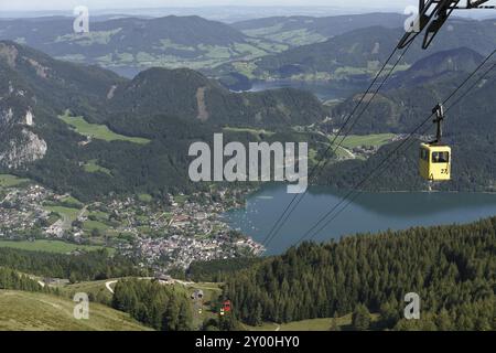 Die Seilbahn Zwolferhorn führt hinunter nach St. Gilgen Stockfoto