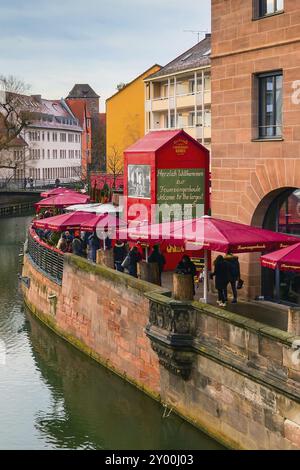 Nürnberg, 24. Dezember 2016: Weihnachtsmarkt mit Kiosken und Ständen, Menschen in Nürnberg Bayern, Europa Stockfoto