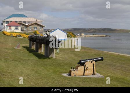 Eine Kanone und der Mast eines alten Segelschiffes, Victory Green, Port Stanley, Falklandinseln, Südamerika Stockfoto