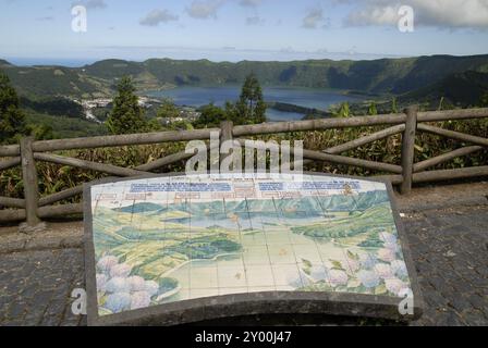 Aussichtspunkt mit Karte über die Caldera, Sao Miguel Island, Azoren, Portugal, Europa Stockfoto