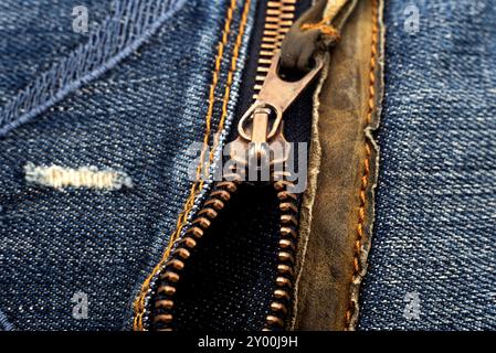 Nahaufnahme eines Reißverschlussverschlusses an Jeans und einer Jeansjacke Stockfoto