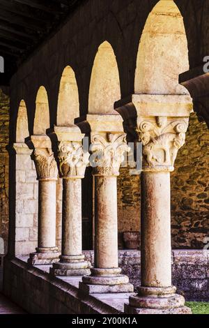 Hauptstädte, Kreuzgang aus dem 12. Jahrhundert, Benediktinerkloster Sant Miquel de Cuixa, Jahr 879, östliche pyrenäen, Frankreich, Europa Stockfoto