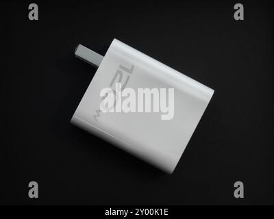 Ein Telefonladegerät auf schwarzem Hintergrund Stockfoto