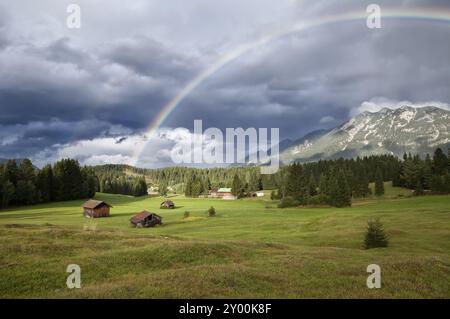 Regenbogen über dem Karwendelgebirge in den Bayerischen Alpen, Deutschland, Europa Stockfoto