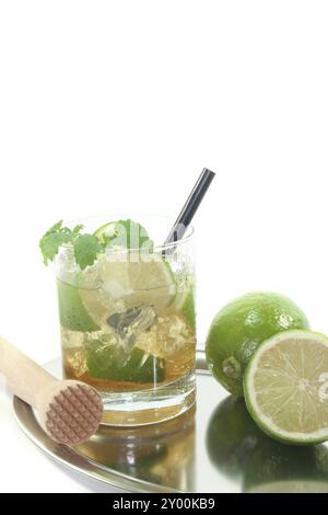 Mojito auf einem Tablett mit frischen Limetten und Zitronenmelisse Stockfoto