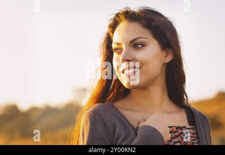 Porträt von die schöne Brünette Frau an der windigen Herbsttag auf Küste wohlfühlen entspannen Stockfoto