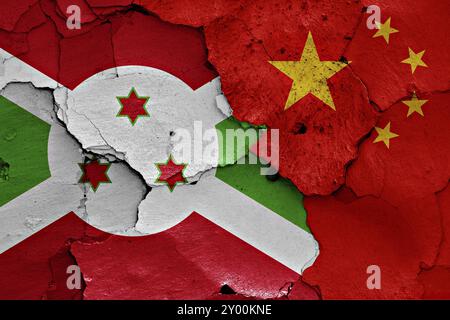 Flaggen von Burundi und China auf gerissene Wand gemalt Stockfoto