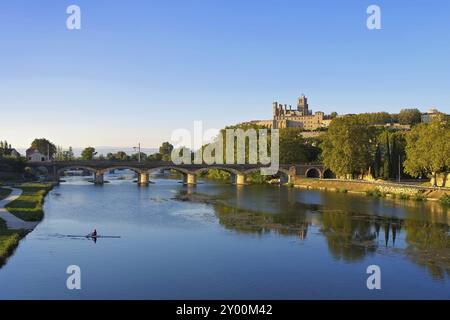 Kathedrale und Orb in Beziers, Frankreich, Kathedrale Saint Nazaire und Fluss Orb in Beziers Frankreich, Europa Stockfoto