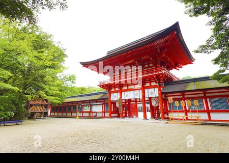 Am Haupttor des Shimogamo-Schreins und der Eingangstür, einem der ältesten shinto-Schreine in Kyoto, Japan, sind keine Personen anwesend Stockfoto