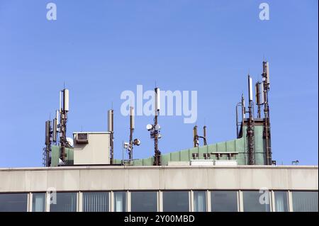 Mehrere Antennen auf dem Dach eines Bürogebäudes Stockfoto