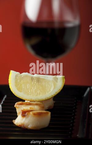 Nahaufnahme von zwei gegrillten Jakobsmuscheln Stockfoto