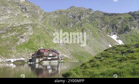 Balea See mit Balea Hut, Fagaras Berge, Südkarpaten, Rumänien, Europa Stockfoto