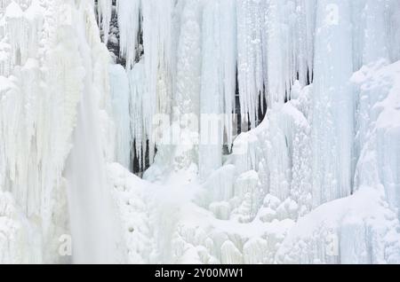 Der gefrorene Wasserfall Njupeskaer (Schwedens höchster Wasserfall), Fulufjaellet Nationalpark, Dalarna, Schweden, Dezember 2011, Europa Stockfoto