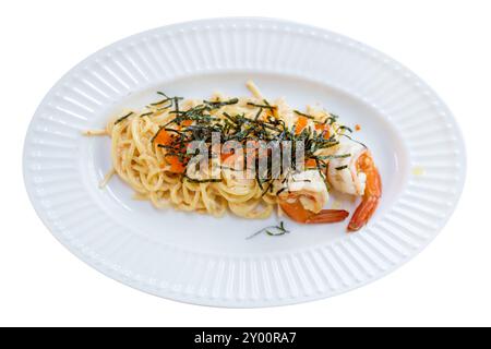 Stanzung von Spaghetti Carbonara mit Garnelen auf weiß isoliert. Stockfoto