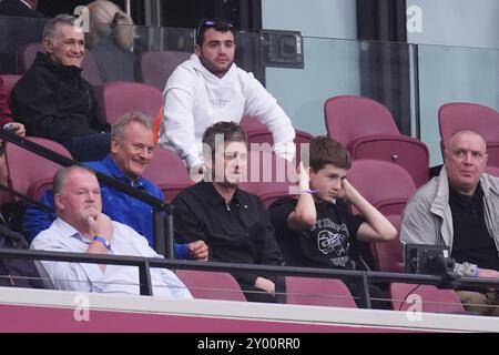 Noel Gallagher (3. Von rechts) auf den Tribünen während des Premier League-Spiels im London Stadium. Bilddatum: Samstag, 31. August 2024. Stockfoto