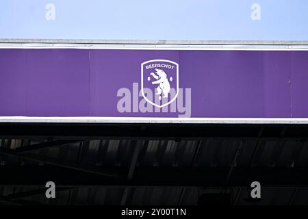 Antwerpen, Belgien. 31. August 2024. Das Bild zeigt ein Beerschot-Logo im Olympischen Stadion 't Kiel während eines Fußballspiels zwischen Beerschot VA und FCV Dender EH, Samstag, den 31. August 2024 in Antwerpen, am sechsten Tag der Saison 2024-2025 der ersten Liga der "Jupiler Pro League" der belgischen Meisterschaft. BELGA FOTO TOM GOYVAERTS Credit: Belga Nachrichtenagentur/Alamy Live News Stockfoto