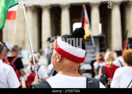 München, Deutschland. 31. August 2024. Am 31. August 2024 protestierten Hunderte Reichsbäuger aus ganz Deutschland in München. Ihr Motto lautete: " Gemeinsam für unsere Heimat und den Weltfrieden / das große Treffen der 25 bundesländer ". (Foto: Alexander Pohl/SIPA USA) Credit: SIPA USA/Alamy Live News Stockfoto