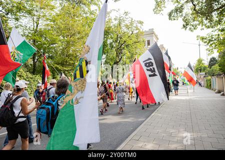 München, Deutschland. 31. August 2024. Am 31. August 2024 protestierten Hunderte Reichsbäuger aus ganz Deutschland in München. Ihr Motto lautete: " Gemeinsam für unsere Heimat und den Weltfrieden / das große Treffen der 25 bundesländer ". (Foto: Alexander Pohl/SIPA USA) Credit: SIPA USA/Alamy Live News Stockfoto