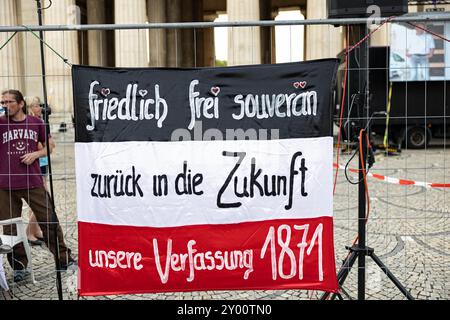 München, Deutschland. 31. August 2024. Am 31. August 2024 protestierten Hunderte Reichsbäuger aus ganz Deutschland in München. Ihr Motto lautete: " Gemeinsam für unsere Heimat und den Weltfrieden / das große Treffen der 25 bundesländer ". (Foto: Alexander Pohl/SIPA USA) Credit: SIPA USA/Alamy Live News Stockfoto