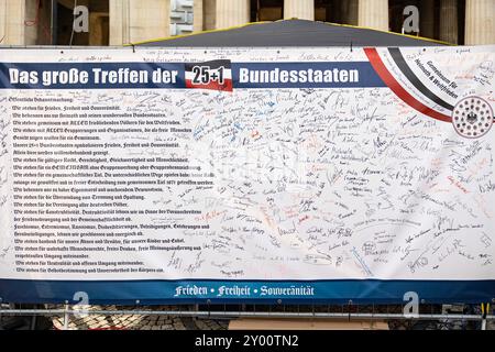 München, Deutschland. 31. August 2024. Am 31. August 2024 protestierten Hunderte Reichsbäuger aus ganz Deutschland in München. Ihr Motto lautete: " Gemeinsam für unsere Heimat und den Weltfrieden / das große Treffen der 25 bundesländer ". (Foto: Alexander Pohl/SIPA USA) Credit: SIPA USA/Alamy Live News Stockfoto