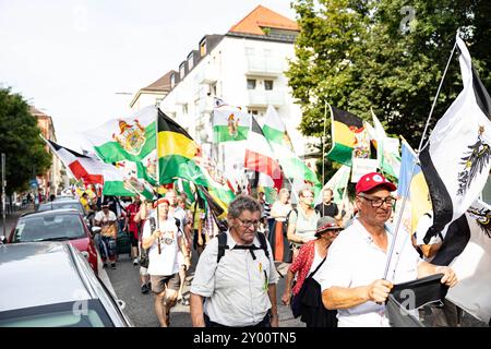 München, Deutschland. 31. August 2024. Am 31. August 2024 protestierten Hunderte Reichsbäuger aus ganz Deutschland in München. Ihr Motto lautete: " Gemeinsam für unsere Heimat und den Weltfrieden / das große Treffen der 25 bundesländer ". (Foto: Alexander Pohl/SIPA USA) Credit: SIPA USA/Alamy Live News Stockfoto