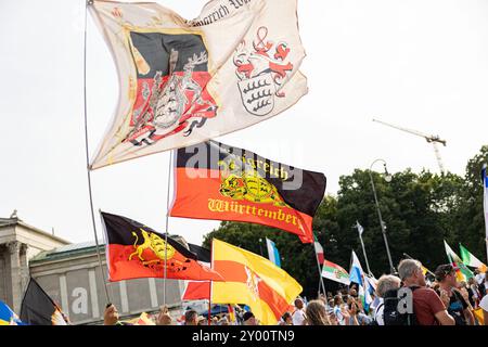 München, Deutschland. 31. August 2024. Am 31. August 2024 protestierten Hunderte Reichsbäuger aus ganz Deutschland in München. Ihr Motto lautete: " Gemeinsam für unsere Heimat und den Weltfrieden / das große Treffen der 25 bundesländer ". (Foto: Alexander Pohl/SIPA USA) Credit: SIPA USA/Alamy Live News Stockfoto