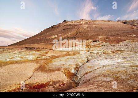 Das geothermische Gebiet Hverir in Island ist bekannt für brodelnde Schlammbecken und dampfende Fumarolen Stockfoto