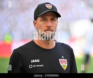 Stuttgart, Deutschland. 31. August 2024. vor Spielbeginn: Trainer Sebastian Hoeness VfB Stuttgart Porträt VfB Stuttgart vs. 1. FSV MAINZ 05 31.08.2024 DFL-VORSCHRIFTEN VERBIETEN DIE VERWENDUNG VON FOTOGRAFIEN ALS BILDSEQUENZEN UND/ODER QUASI-VIDEO/DPA/ALAMY LIVE NEWS Stockfoto