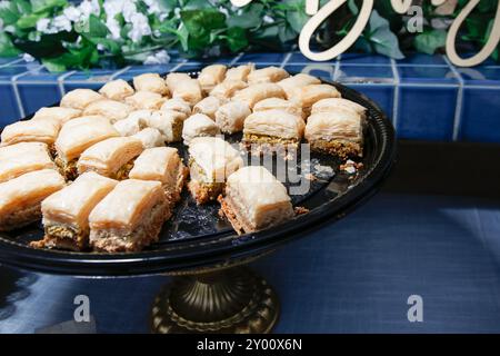 Blick auf eine Platte Baklava in einer Catering-Umgebung. Stockfoto