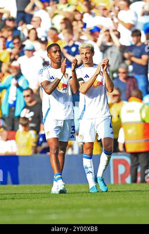 Leeds, Großbritannien. 31. August 2024. Leeds United Defender Júnior Firpo (3) und Leeds United Mittelfeldspieler Ethan Ampadu (4) applaudierten die Heimfans nach dem Leeds United FC gegen Hull City AFC Sky Bet EFL Championship Spiel in Elland Road, Leeds, England, Großbritannien am 31. August 2024 Credit: Every Second Media/Alamy Live News Stockfoto