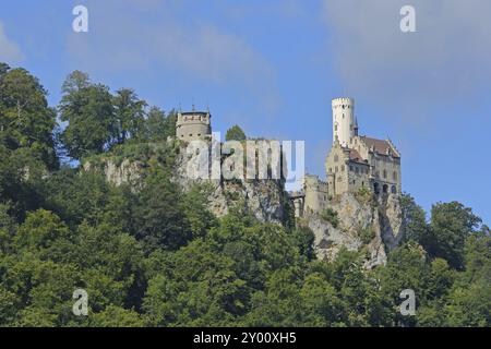 Schloss erbaut 19. Jahrhundert auf Berg mit Felsen, Wald, Landschaft, Honau, Lichtenstein, Albtrauf, Schwäbische Alb, Baden-Württemberg, Deutschland, Europa Stockfoto