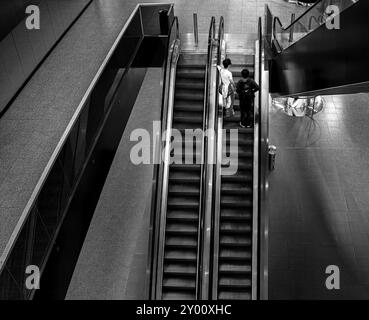 Schwarzweißfoto, Rolltreppe in einem Einkaufszentrum, Berlin, Deutschland, Europa Stockfoto