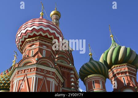 Kuppeln einer St. Basilius-Kathedrale in Moskau, Russland. Ansicht von unten Stockfoto