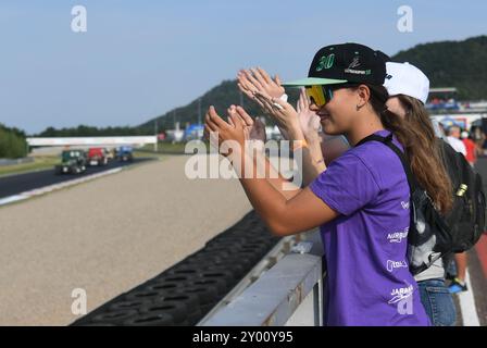 Most, Tschechische Republik. 31. August 2024. Junge Fans sind beim zweiten Truck-Rennen der europäischen Truck-Racing-Meisterschaft, dem Czech Truck Prix 2024, am 31. August 2024 in Most, Tschechien, zu sehen. Quelle: Jan Stastny/CTK Photo/Alamy Live News Stockfoto