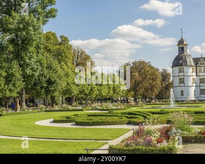 Weitläufige, symmetrische Gärten vor einem Renaissanceschloss an einem sonnigen Tag mit wenigen Wolken, Schloss Neuhaus, Deutschland, Europa Stockfoto