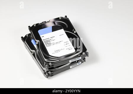 Stapel oder Stapel von HDD mit hoher Kapazität, Festplattenlaufwerke mit 3,5-Zoll-Standardprofil werden auf SATA-Schnittstelle angezeigt, isoliert auf weißem Hintergrund. Stockfoto