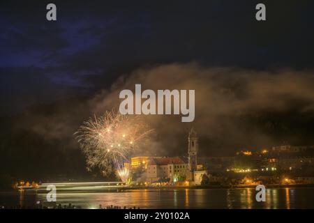 Solstice Feuerwerk mit Blick auf Duernstein, Rossatz-Arnsdorf, Niederösterreich, Österreich, Europa Stockfoto